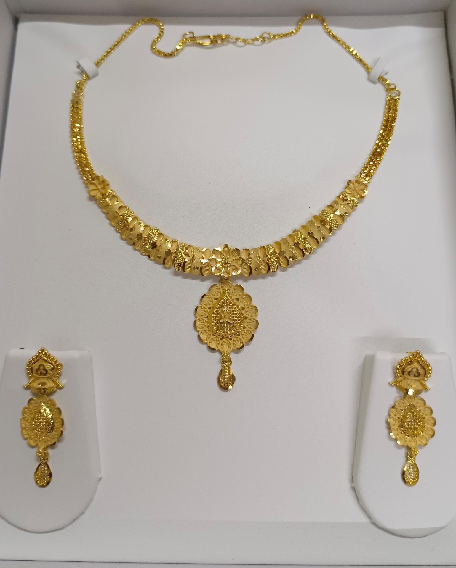 Gold Teardrop Pendant Necklace Set